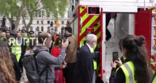 UK: Corbyn joins climate change protest in London