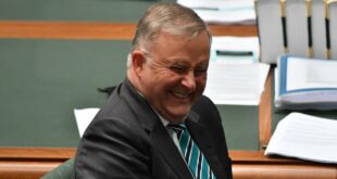 Anthony Albanese heckled by climate change protesters